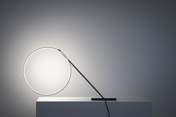 adf-web-magazine-dezeen-awards-2020-design-poise- lamp-leaning-to-the-left-ring-turned-downwards.