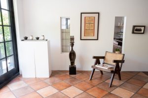 ウェルビーイングTOKYOによる「ジャンヌレの椅子とインド・アンティーク アートコレクション」展がサボア・ヴィーヴルにて開催