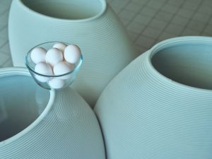 バイオマス素材×3Dプリンタ－で実現する循環型都市。国内で初めて「卵の殻」が素材の大型3DP家具の製造に成功