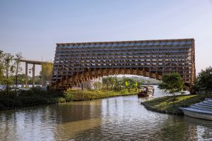 中国江門市 鼓楼水辺の木造橋
