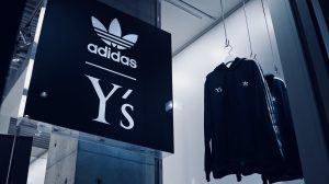 Y's表参道に「Y's 1972－Y's x adidas」プロジェクトのインスタレーションが登場