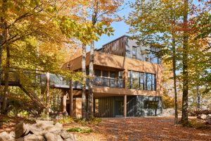 リュック・プランテ・アーキテクチャー＋デザインが建築と自然を融合させた住居「ザ・フットブリッジ」を発表