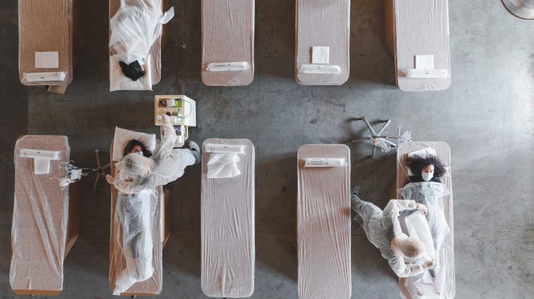 adf-web-magazine-the-biodegradable-emergency-cardboard-bed-that-takes-five-seconds-to-assemble-4