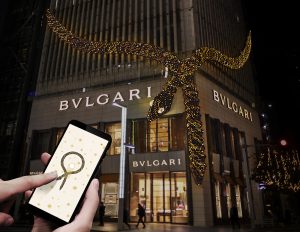 チームラボがブルガリ銀座タワーを彩る光り輝く蛇の作品《ブルガリ セルペンティ スパークル 2023》を展示