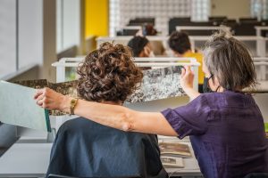 山口市立中央図書館でアダム・キナー&クリストファー・ウィレスによる体験型パフォーマンス「MANUAL」が開催