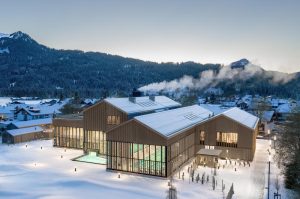 The Oberstdorf Thermal Spa, nestled in the German Alps, features Agrob Buchtal’s sophisticated ceramic designs