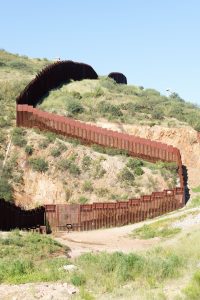 写真家 三宅祐介個展「Border! Border! Driving Along the Line」が渋谷ヒカリエ 8/CUBE 1,2,3で開催