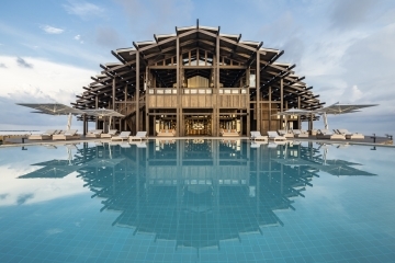 ADFWebMagazine-View of the Retreat as seen from the infinity pool Kudadoo Maldives Private Island ©DiegoDePol